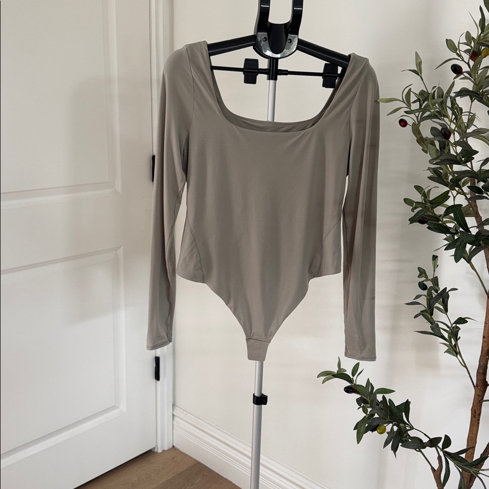Lululemon‎ Athletica Cream Long Sleeve Bodysuit - Picture 7 of 9